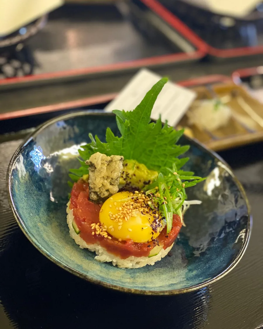 Tarutaru Yukke Tatar mit Shiso, Sesam und 60-Minuten-Ei